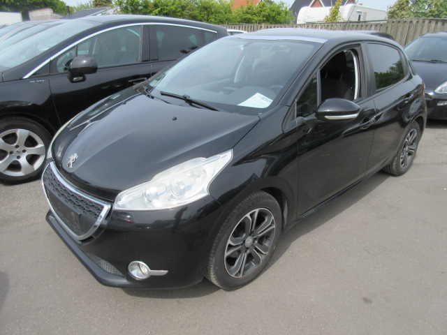 PEUGEOT 208 1,2 PT ALLURE SKY HK 82